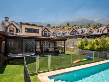 Se vende hermosa y amplia casa en Sector Alto Macul