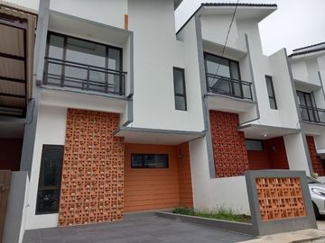 Hunian Exclusive Strategis 2 lantai 750 meter ke Sarana Olah Raga Arcamanik Harga 700 juta-an MURAH !!