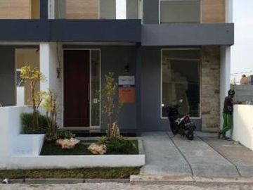 Rumah 2 Lantai Green Lake Wonorejo Rungkut Under 1M