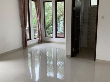 DISEWAKAN RUMAH MODERN BAGUS, CANTIK SEMI FURNISH DI FORESTA NATURALE BSD CITY