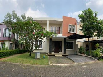 DISEWAKAN RUMAH MODERN BAGUS, CANTIK SEMI FURNISH DI FORESTA NATURALE BSD CITY