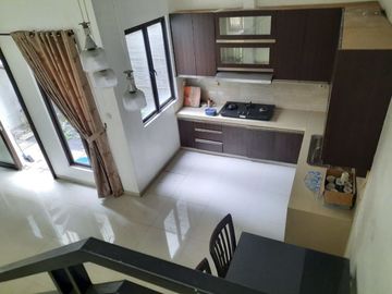 DISEWAKAN RUMAH MODERN BAGUS, CANTIK SEMI FURNISH DI FORESTA NATURALE BSD CITY