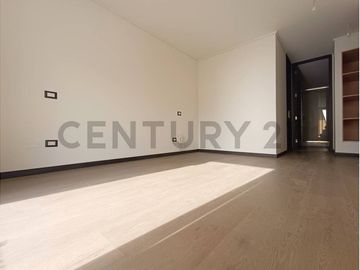 PRECIOSA CASA NUEVA EN VENTA LAS CONDES