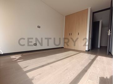 PRECIOSA CASA NUEVA EN VENTA LAS CONDES