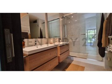 PRECIOSA CASA NUEVA EN VENTA LAS CONDES