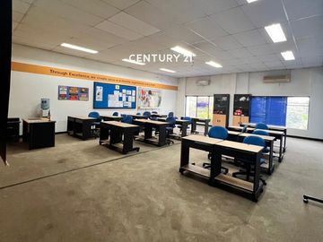 Gedung Pelatihan Lengkap Dengan Isi Di Dekat Toll Cikarang Barat