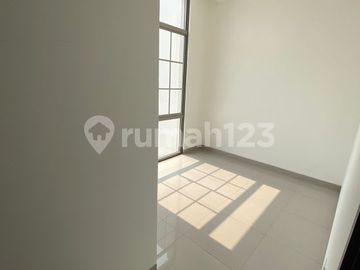 Disewa Murah Rumah Hook Pik 2 Kosongan 8X12.5 Bagus 3 Kamar