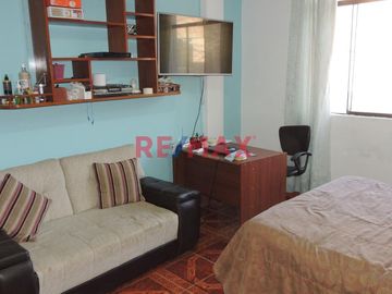 🏡 ¡Oportunidad de Inversión en Chiclayo!

Casa Comercial en Avenida Principal
📍 Ubicación: Avenida de doble vía

Características:

Área de Terr