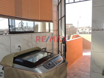 🏡 ¡Oportunidad de Inversión en Chiclayo!

Casa Comercial en Avenida Principal
📍 Ubicación: Avenida de doble vía

Características:

Área de Terr