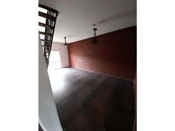 GRAN CHALET TRES PLANTAS A METROS ACCESO OESTE OPORTUNIDAD FINANCIACION !!!