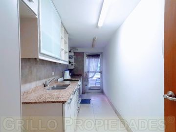 Av. del Libertador 8392. Departamento tres ambientes. Parrilla propia. Pileta, SUM. Seguridad 24hs.