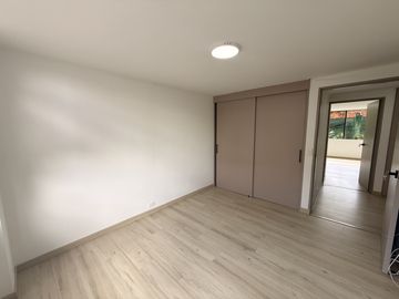 apartamento en arriendo en las lomas. Cod A9433576
