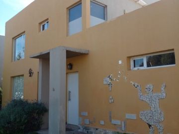 CH CLAUDIA Bienes Raices VENDE HERMOSA CASA EN Bo privado Nqn Costa Rio.