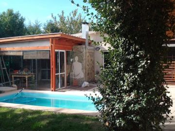 CH CLAUDIA Bienes Raices VENDE HERMOSA CASA EN Bo privado Nqn Costa Rio.