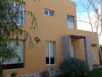 CH CLAUDIA Bienes Raices VENDE HERMOSA CASA EN Bo privado Nqn Costa Rio.