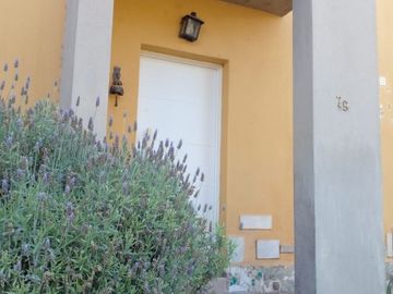 CH CLAUDIA Bienes Raices VENDE HERMOSA CASA EN Bo privado Nqn Costa Rio.