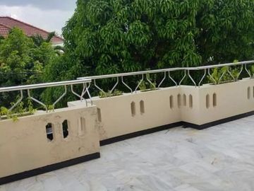 Rumah Manyar Kertoadi Ada ruang office Row jalan 8m