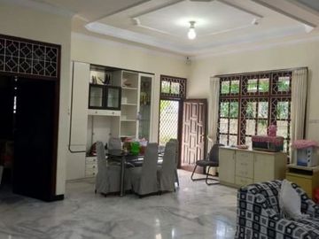 Rumah Manyar Kertoadi Ada ruang office Row jalan 8m
