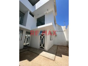 ¿Estás buscando la casa ideal para tu familia? 

Te presentamos esta hermosa casa de 3 pisos, diseñada para brindarte comodidad, estilo y una calida