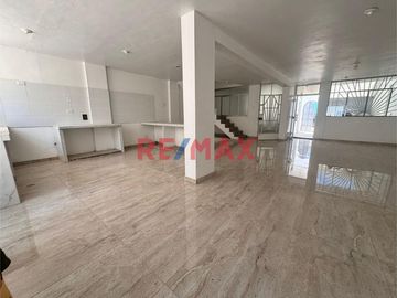 ¿Estás buscando la casa ideal para tu familia? 

Te presentamos esta hermosa casa de 3 pisos, diseñada para brindarte comodidad, estilo y una calida