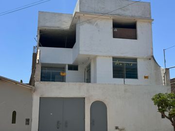 ¿Estás buscando la casa ideal para tu familia? 

Te presentamos esta hermosa casa de 3 pisos, diseñada para brindarte comodidad, estilo y una calida