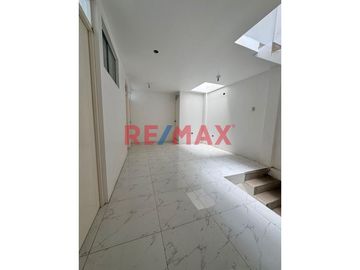¿Estás buscando la casa ideal para tu familia? 

Te presentamos esta hermosa casa de 3 pisos, diseñada para brindarte comodidad, estilo y una calida