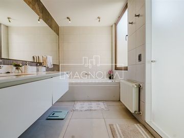 Casa en venta de 6 dorm. en Lo Barnechea