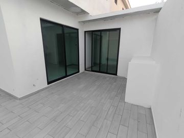 CASA EN VENTA NUEVA CON ALBERCA Y UNA REC. EN P.B. FRACC. LOMAS DIAMANTE