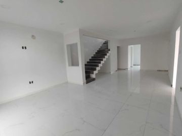 CASA EN VENTA NUEVA CON ALBERCA Y UNA REC. EN P.B. FRACC. LOMAS DIAMANTE