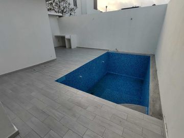 CASA EN VENTA NUEVA CON ALBERCA Y UNA REC. EN P.B. FRACC. LOMAS DIAMANTE