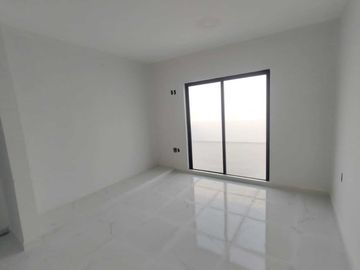 CASA EN VENTA NUEVA CON ALBERCA Y UNA REC. EN P.B. FRACC. LOMAS DIAMANTE