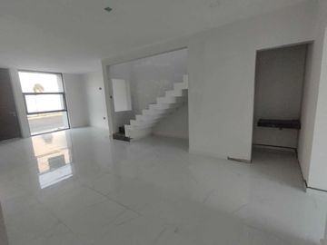 CASA EN VENTA NUEVA CON ALBERCA Y UNA REC. EN P.B. FRACC. LOMAS DIAMANTE