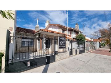 Chalet de 4 ambientes con dependencia, patio y garage. Stella Maris.