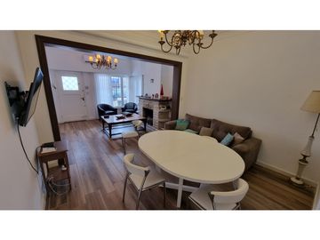 Chalet de 4 ambientes con dependencia, patio y garage. Stella Maris.