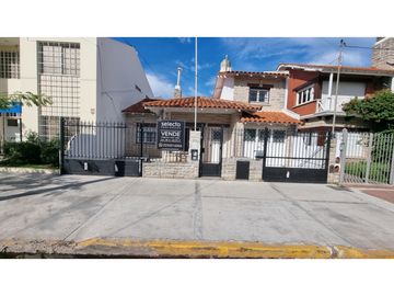 Chalet de 4 ambientes con dependencia, patio y garage. Stella Maris.
