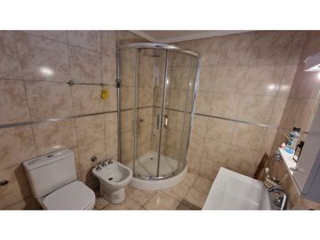 Chalet de 4 ambientes con dependencia, patio y garage. Stella Maris.
