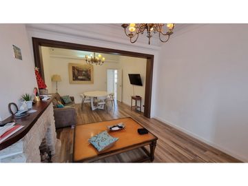 Chalet de 4 ambientes con dependencia, patio y garage. Stella Maris.