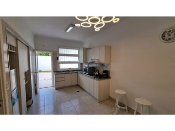 Chalet de 4 ambientes con dependencia, patio y garage. Stella Maris.