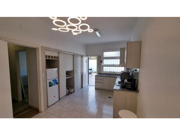 Chalet de 4 ambientes con dependencia, patio y garage. Stella Maris.