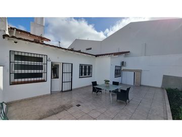 Chalet de 4 ambientes con dependencia, patio y garage. Stella Maris.
