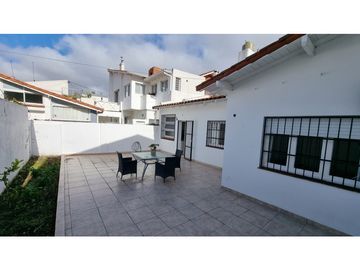 Chalet de 4 ambientes con dependencia, patio y garage. Stella Maris.