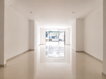 SE VENDE LOCAL COMERCIAL EN SOTOMAYOR, UBICADO EN EDIFICIO RECIEN COSNTRUIDO, MUY AMPLIO, SU UBICACI