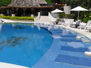 Acapulco Real Diamante hermoso departamento con Alberca y jardin privado