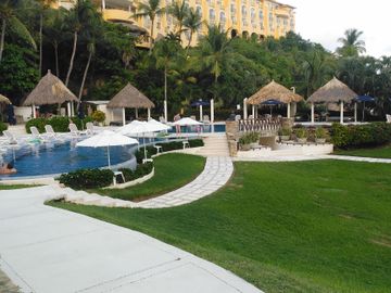 Acapulco Real Diamante hermoso departamento con Alberca y jardin privado