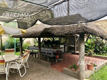 Chalet de dos plantas con taller/galpon en esquina - Monte Grande