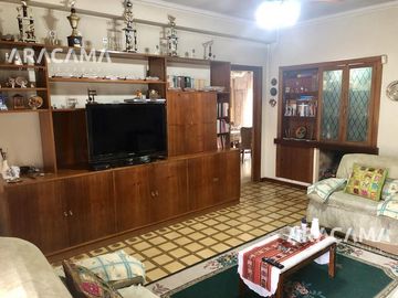 Chalet de dos plantas con taller/galpon en esquina - Monte Grande