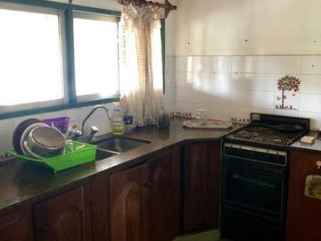 Chalet de dos plantas con taller/galpon en esquina - Monte Grande