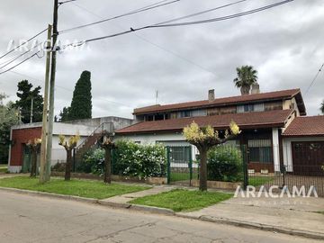 Chalet de dos plantas con taller/galpon en esquina - Monte Grande