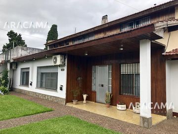 Chalet de dos plantas con taller/galpon en esquina - Monte Grande