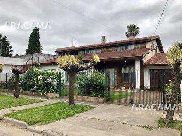 Chalet de dos plantas con taller/galpon en esquina - Monte Grande